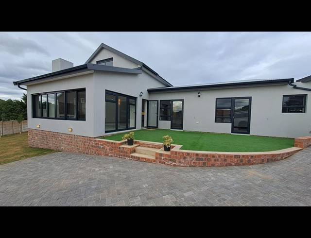 4 BEDROOM HOUSE FOR SALE IN STILBAAI-WES